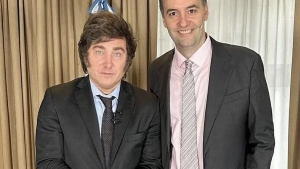 Javier Milei vuelve de España y viaja a Córdoba junto a Manuel Adorni en plena agenda política