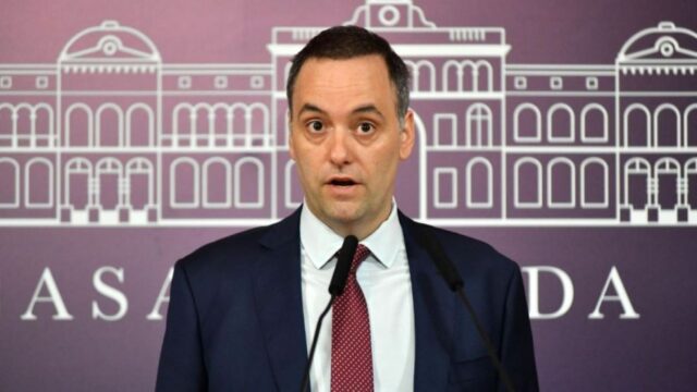 Adorni, en la cuerda floja: la mesa chica del Gobierno le soltó la mano y crece la versión de su salida