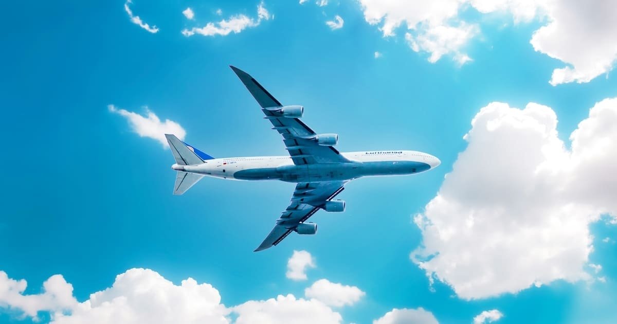 Guerra con Irán podría encarecer los pasajes de avión: por qué subirían los precios de los vuelos