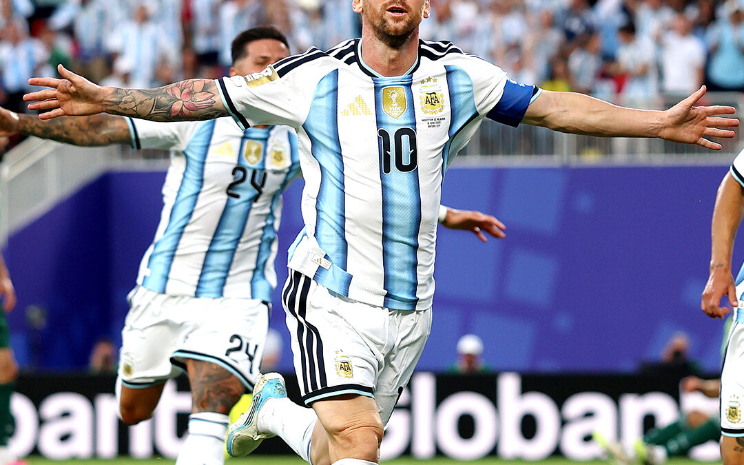 Messi hizo un triplete, alcanzó a Klose y lideró la goleada de Argentina en el debut