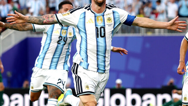 Messi hizo un triplete, alcanzó a Klose y lideró la goleada de Argentina en el debut