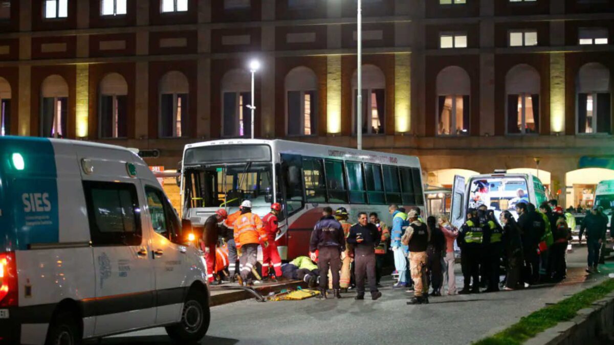 Tragedia en Mar del Plata: un colectivo perdió el control, se subió a la vereda y dejó un muerto y seis heridos graves