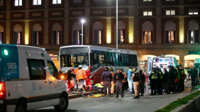 Tragedia en Mar del Plata: un colectivo perdió el control, se subió a la vereda y dejó un muerto y seis heridos graves