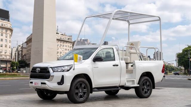 Papamóvil argentino: la Toyota Hilux que preparan para transportar al papa León XIV durante su visita al país