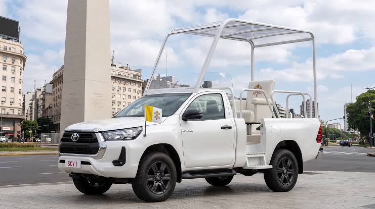 Papamóvil argentino: la Toyota Hilux que preparan para transportar al papa León XIV durante su visita al país
