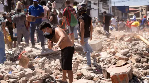 Terremoto en Colombia: continúan los rescates de personas atrapadas bajo los escombros